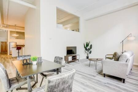 TWO CozySuites Apartment with Skybridge Access #2